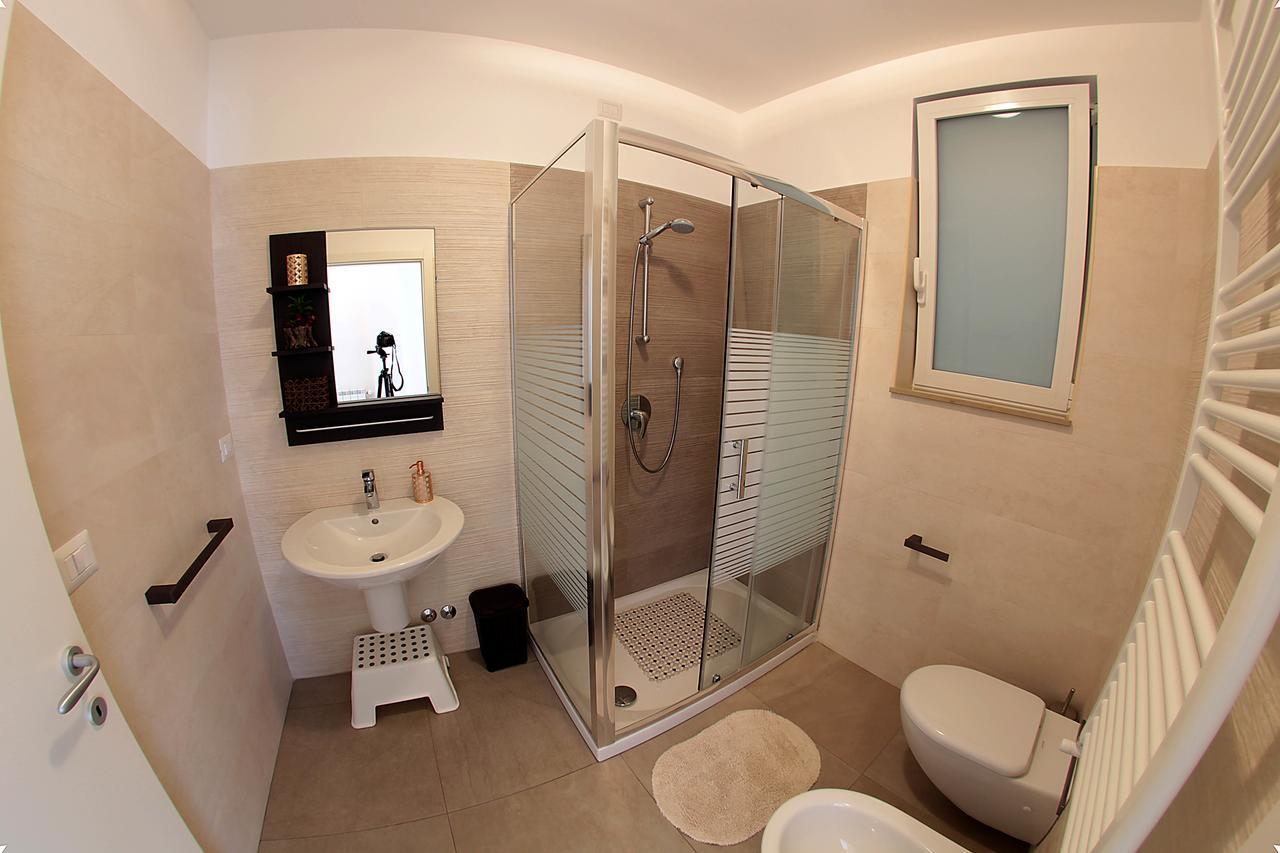 Apartment Andrea Deluxe Bari Esterno foto
